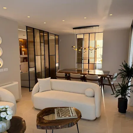 Luxury Pool Paskuqan - Lakeside Villa *