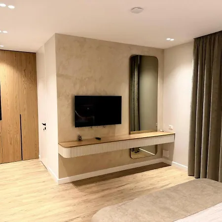 Luxury Pool Paskuqan - Lakeside Villa