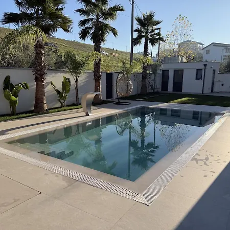 Luxury Pool Paskuqan - Lakeside Villa