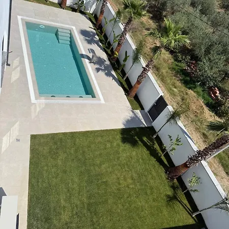 Luxury Pool Paskuqan - Lakeside Villa Tirana