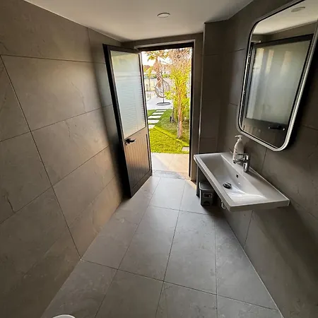 Luxury Pool Paskuqan - Lakeside Villa