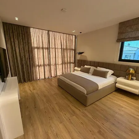 Luxury Pool Paskuqan - Lakeside Villa Tirana