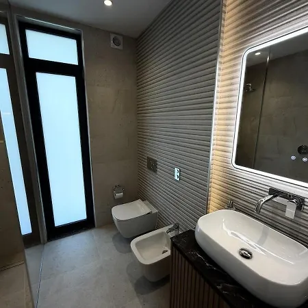Luxury Pool Paskuqan - Lakeside Villa *